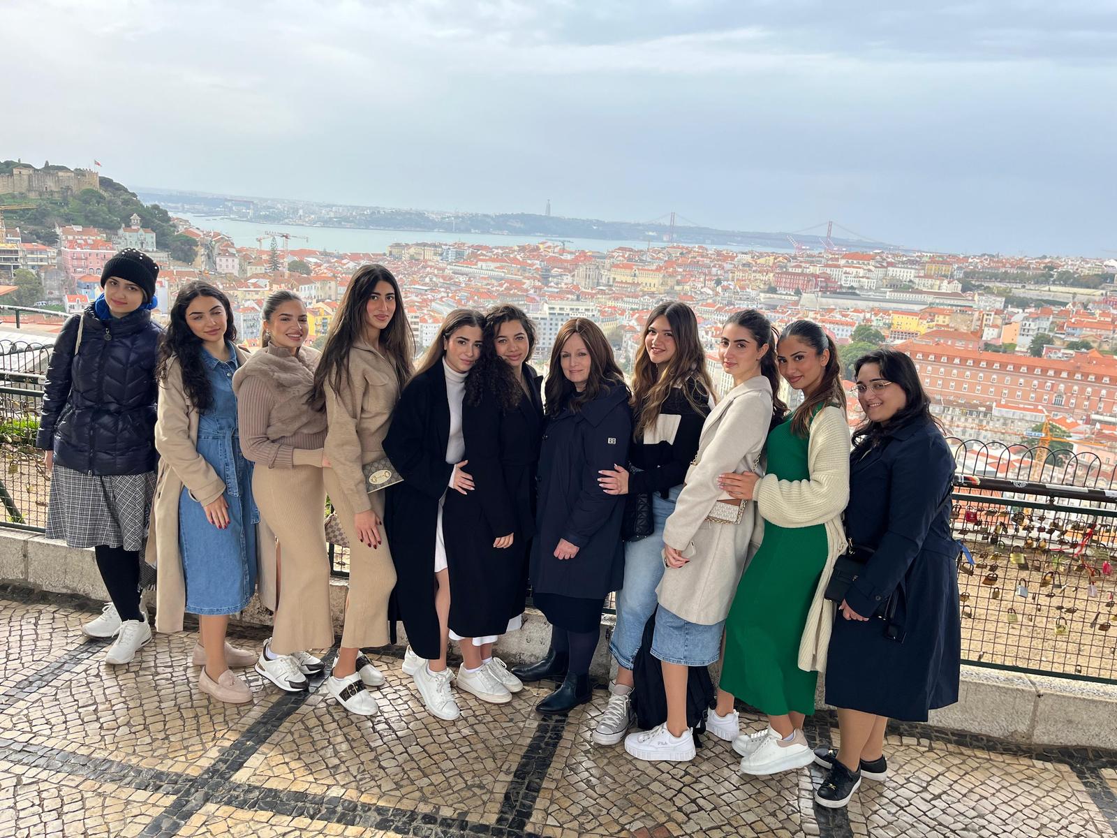 Young WOW auf Reisen — mit Blick über die Stadt
